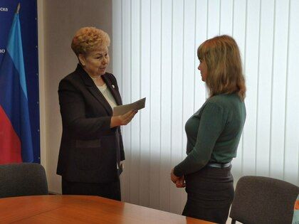 Сенатор от ЛНР помогла семье погибшего защитника Республики получить удостоверение