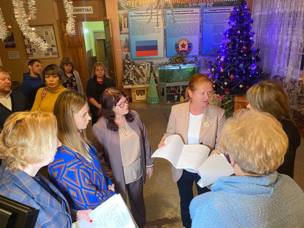 Делегация Минпросвещения посетила школы Луганска