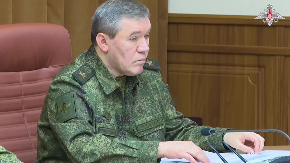 Министр обороны РФ Сергей Шойгу провел совещание по вопросам увеличения численности Вооруженных сил России: Путин поручил увеличить численность ВС РФ до 1,5 млн. военнослужащих