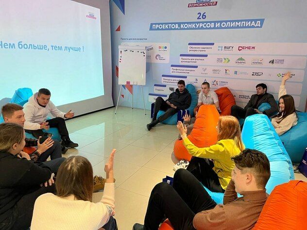 Кириенко встретился в Луганске с активом платформы "Россия - страна возможностей"