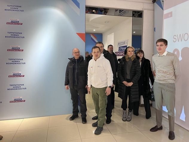 Первый заместитель руководителя администрации президента РФ Сергей Кириенко встретился в Луганске с активистами проектов президентской платформы "Россия - страна возможностей"