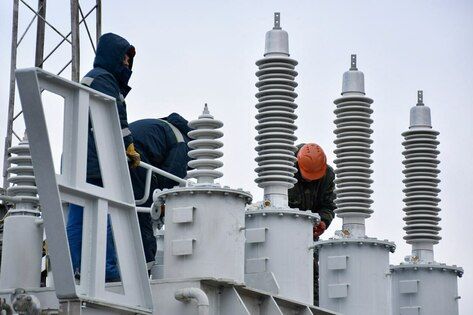 Московские специалисты проводят монтаж нового трансформатора на луганской подстанции