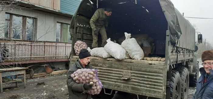 Военнослужащие 2-го армейского корпуса ВС РФ доставили жителям Попасной почти три тонны картофеля, ранее переданного из Калужской области