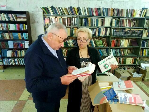 Издательский дом "Питер" передал Горьковке 250 новых книг для библиотек освобожденных территорий ЛНР