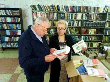 ИД "Питер" передал Горьковке более 250 новых книг для библиотек освобожденных территорий ЛНР