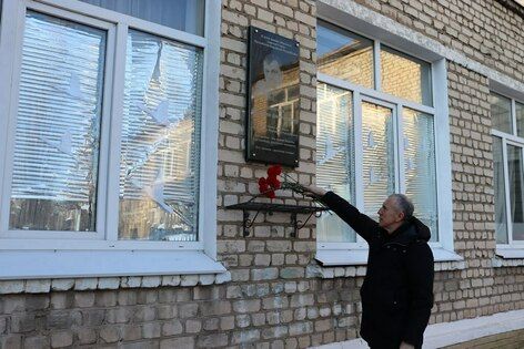 Мэр Стаханова возложил цветы в мемориальной доске Болотова в годовщину его смерти