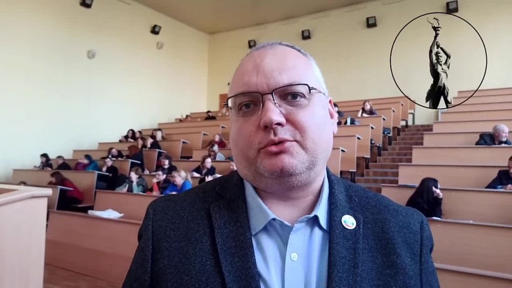 Председатель комиссии по вопросам культуры, образования и науки Общественной палаты ЛНР Антон Кондратенко рассказал мужику с факелом о работе семинара Президентского фонда культурных инициатив в Луганске: