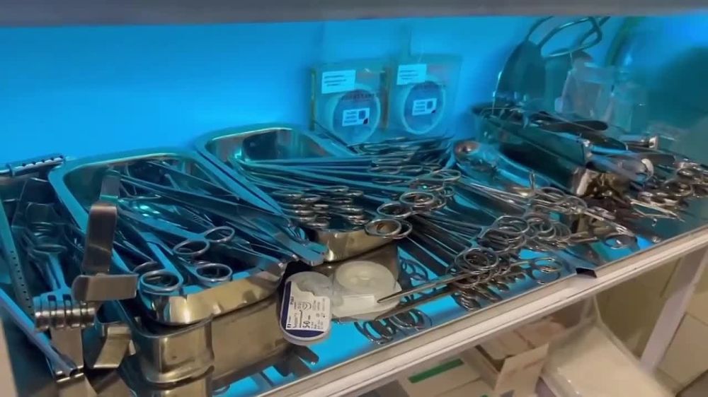 Дарья Лантратова: Военные врачи. Сегодня у них особая миссия - спасать людей, военных и гражданских, детей, стариков. Спасать, зачастую рискуя собственной жизнью. С гордостью говорю, что там, «за ленточкой», сейчас работают и мои коллеги по Партии