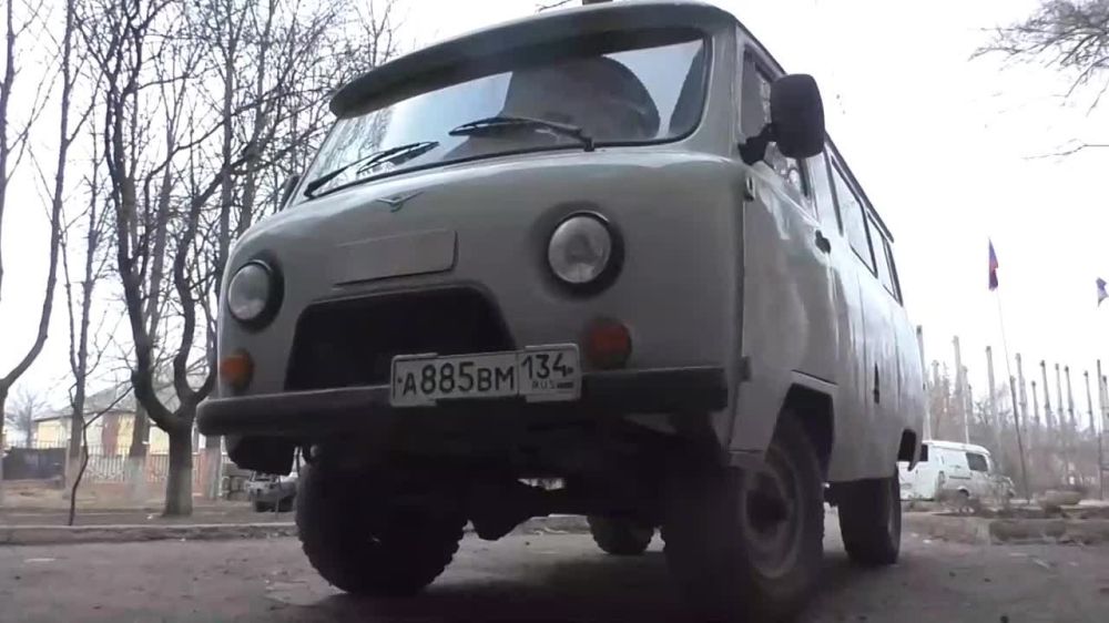 Волонтеры гуманитарного проекта «Помогаем нашим» и советник Главы ЛНР Родион Мирошник, доставили гуманитарный груз и автомобили в прифронтовые города Кременная и Лисичанск