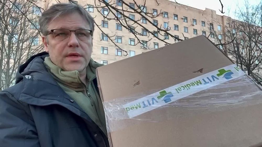 Общественный деятель Родион Мирошник передал в Луганскую республиканскую клиническую больницу аппарат для заживления ран, приобретенный на собранные неравнодушными людьми средства