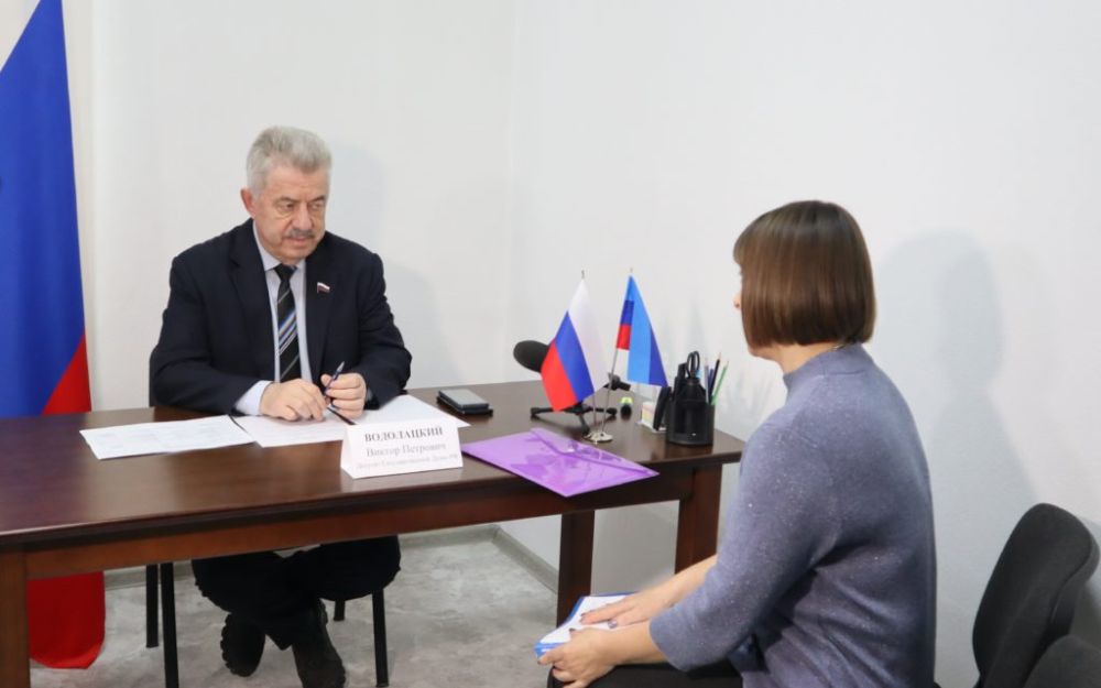 В Луганске депутат Госдумы Виктор Водолацкий провел личный прием граждан