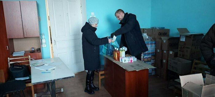 Более 300 жителей сел Троицкое и Новозвановка Попаснянского района получили очередную гуманитарную помощь, переданную Агентством по государственным резервам (Госрезерв) ЛНР — глава администрации Первомайска Сергей Колягин