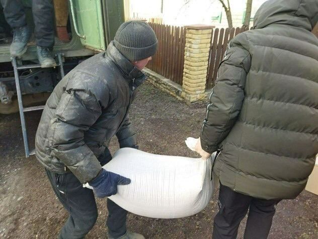 Жители Золотого и села Катериновка Попаснянского района получили почти 14 тонн гуманитарной помощи, которая была предоставлена Агентством по государственным резервам (Госрезервом) ЛНР и МЧС России