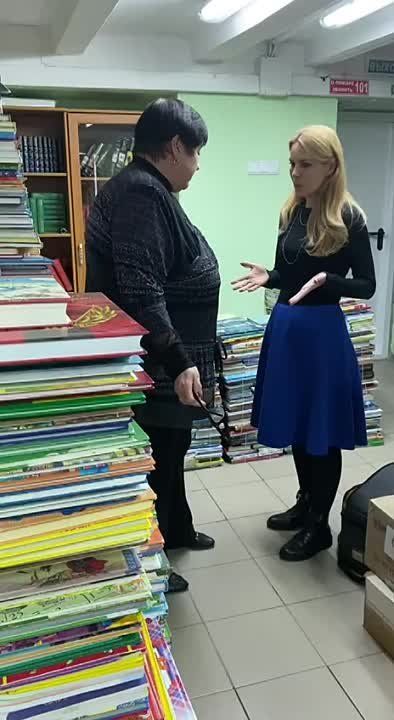 Сенатор РФ от ЛНР, заместитель секретаря Генерального совета партии "Единая Россия" Дарья Лантратова передала Луганской библиотеке для детей партию литературы, собранную в рамках проводимой единороссами акции "Книги - Донбассу"