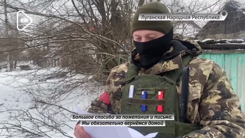 Председатель общественного совета партийного проекта "Женское движение "Единой России", сенатор от ЛНР Дарья Лантратова и депутат Госдумы Артем Туров передали технику и снаряжение 144-й мотострелковой дивизии в Республике