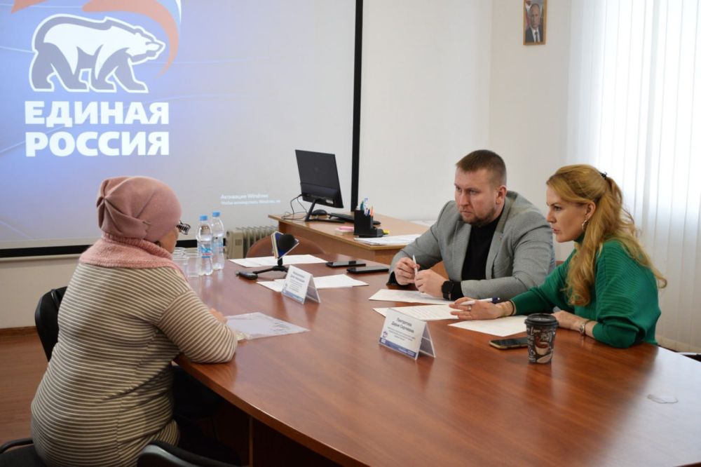 В Луганске сенатор Дарья Лантратова и Председатель Народного Совета ЛНР, секретарь Луганского регионального отделения ВПП «Единая Россия» Денис Мирошниченко провели прием граждан