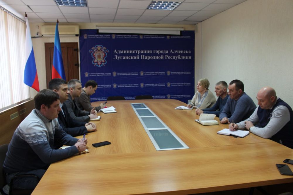 Депутаты Максим Величко и Олег Коваль провели встречу с работниками ЖКХ в Алчевске