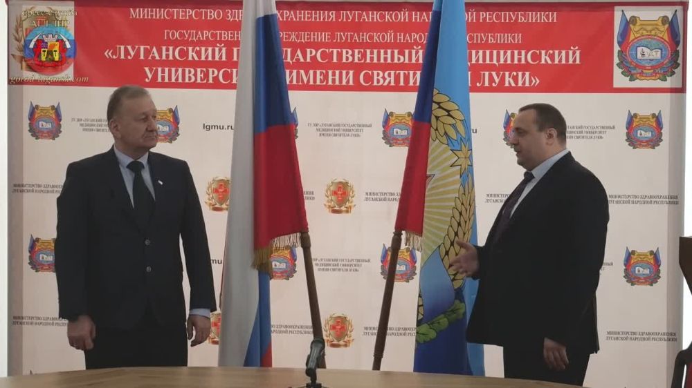 Манолис Пилавов вручил партбилеты «Единой России» сотрудникам медицинского университета