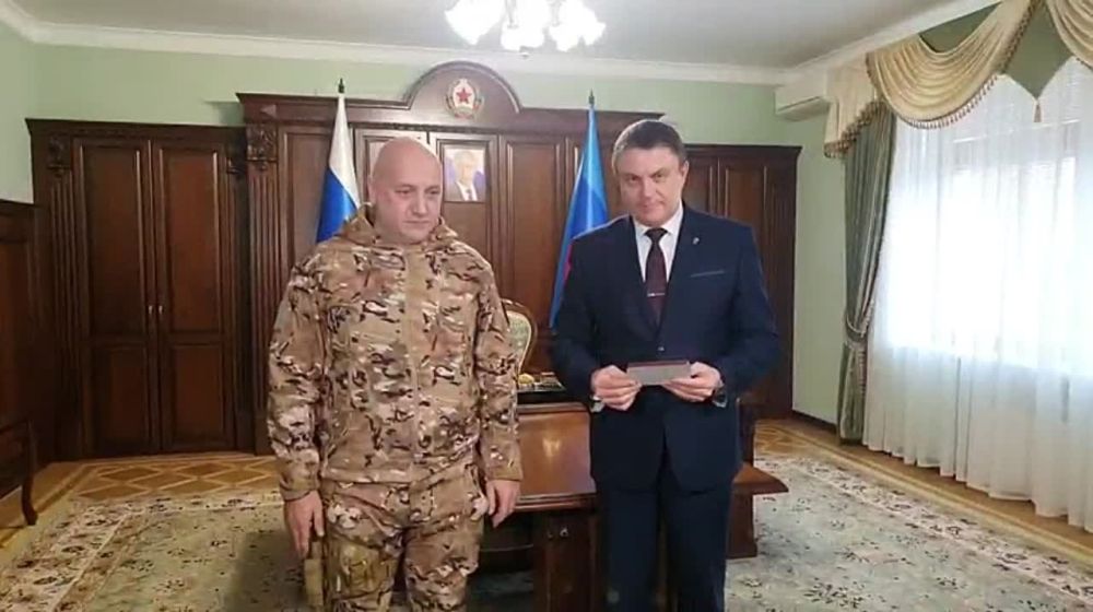 Временно исполняющий обязанности главы ЛНР Леонид Пасечник вручил российскому общественному деятелю Захару Прилепину государственный знак Республики "За гуманитарную помощь"