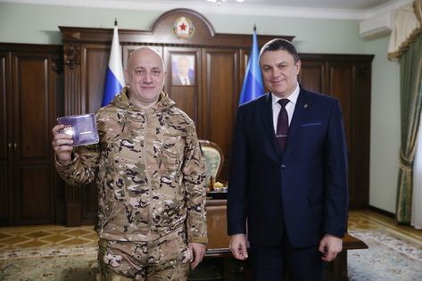 Врио главы ЛНР вручил Захару Прилепину знак "За гуманитарную помощь"