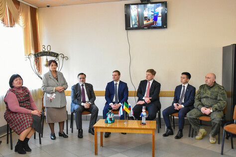 Глава Хакасии встретился в Луганске с участниками клуба "Юных дипломатов"