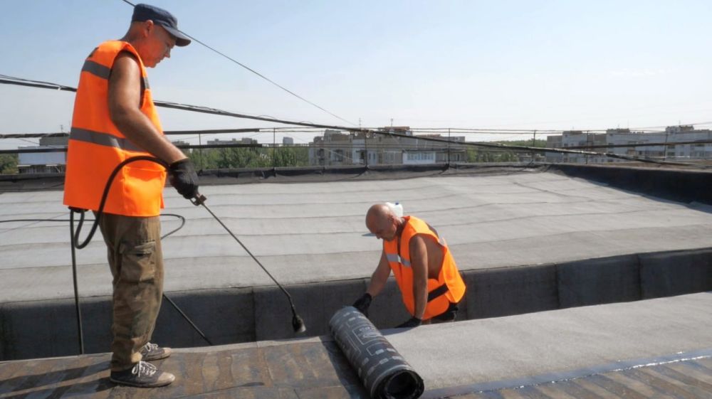 «Луганскжилком» за год отремонтировал свыше 15 тысяч квадратных метров кровли