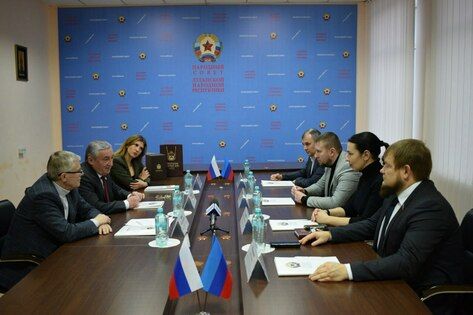 Законодатели ЛНР и Новгородской области в Луганске обсудили тему поддержки военнослужащих