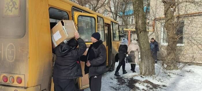 Сотрудники администрации Первомайска доставили книги в библиотеки Горского, поселков городского типа Тошковка и Нижнее