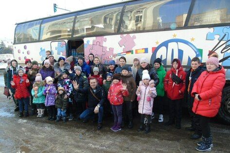 Группа из 25 детей с прифронтовых территорий ЛНР отправилась на отдых в Кисловодск