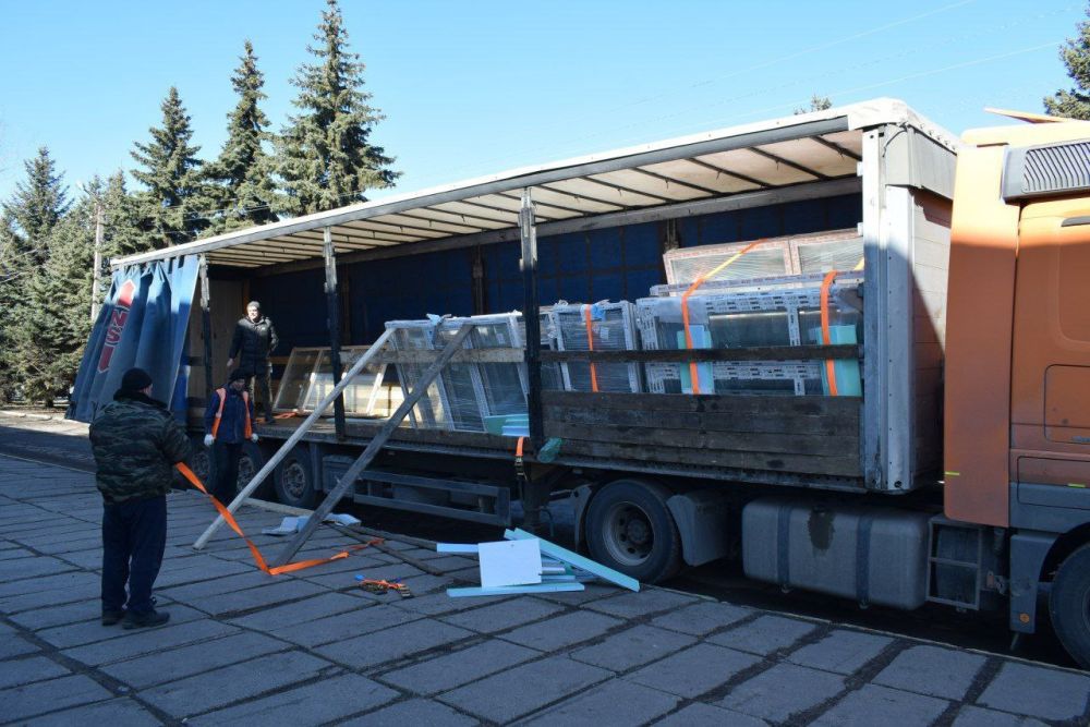 Специалисты подрядной организации из Калужской области доставили металлопластиковые окна на один из социальных объектов...