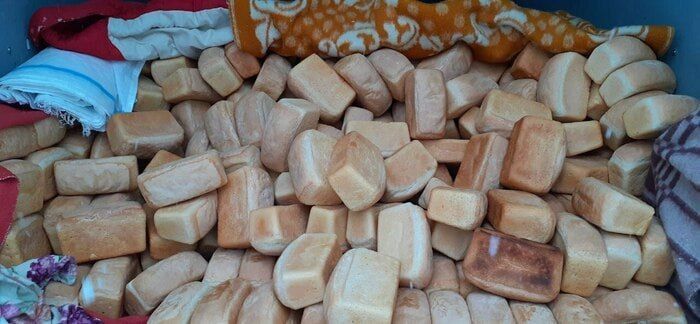 Волонтеры ежедневно выпекают около 700 буханок социального хлеба в открытом Всероссийским студенческим корпусом спасателей мини-цехе в Первомайске, сообщил глава горадминистрации Сергей Колягин