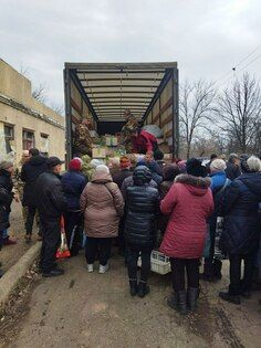 Парламентарии доставили гумпомощь для жителей Золотого-4 - Колягин