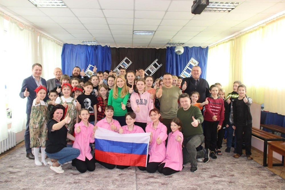 В Луганске сенатор Российской Федерации от ЛНР, Замсекретаря Генсовета партии «Единая Россия» Дарья Лантратова совместно с инициативной группой российского проекта «Дети Донбасса» посетила детское учреждение санаторного типа «Незабудка»