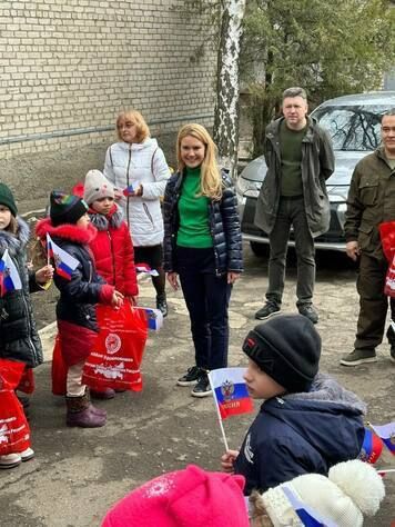 Сенатор РФ от Республики Дарья Лантратова и партия "Единая Россия" доставили в Луганское детское учреждение санаторного типа "Незабудка" более 1,5 т книг