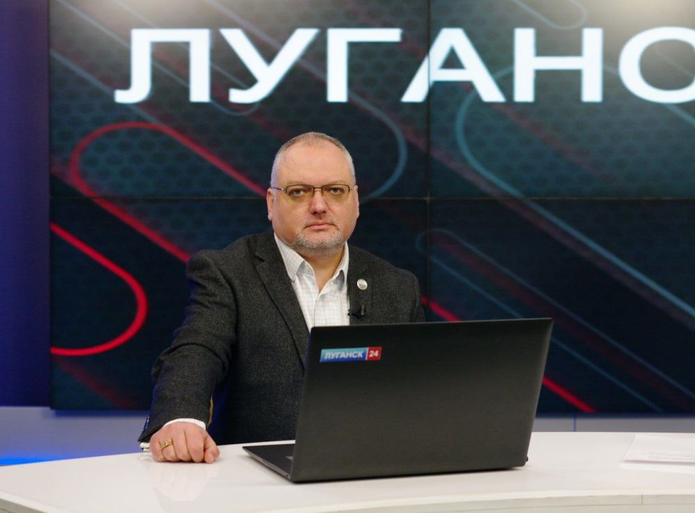 Председатель комиссии по вопросам развития культуры, образования и науки Общественной палаты ЛНР Антон Кондратенко в эфире проекта «Луганск LIVE» рассказал о старте акции «Позвони учителю» в рамках Года педагога и наставника