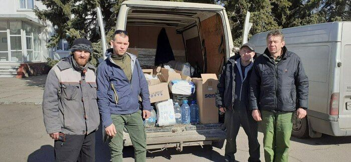 Волонтеры из Воронежа вместе с сотрудниками администрации Первомайска доставили жителям Попасной в качестве гуманитарного груза воду, продукты питания, одежду, обогреватели и стройматериалы
