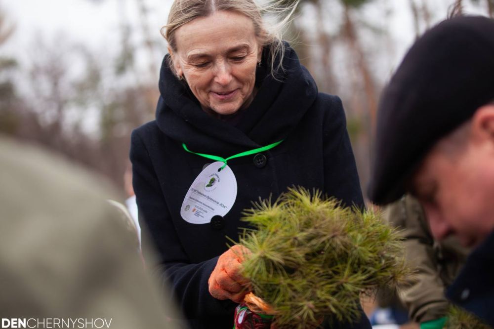 Ольга Кобцева: Сегодня приняла участие в высадке деревьев в Станице Луганской в рамках международной акции «Сад памяти» в память об участниках Великой Отечественной войны и в честь героев специальной военной операции