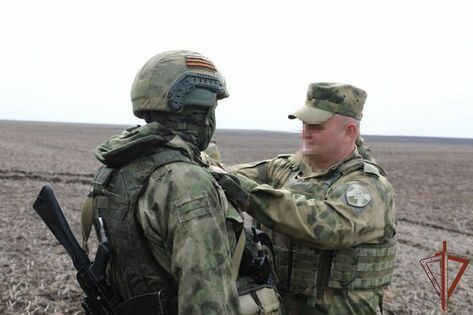 Командующий группировкой Росвардии в ЛНР вручил награды военнослужащим на передовой