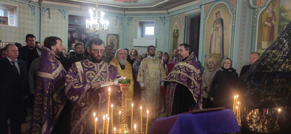 Виктор Водолацкий: Сегодня продолжая свой визит по Луганской земле Митрополит Ставропольский и Невинномысский Кирилл провел утренний молебен в храме Александра Невского