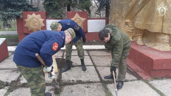 Сотрудники Следкома и дети благоустроили сквер и мемориал в Луганске