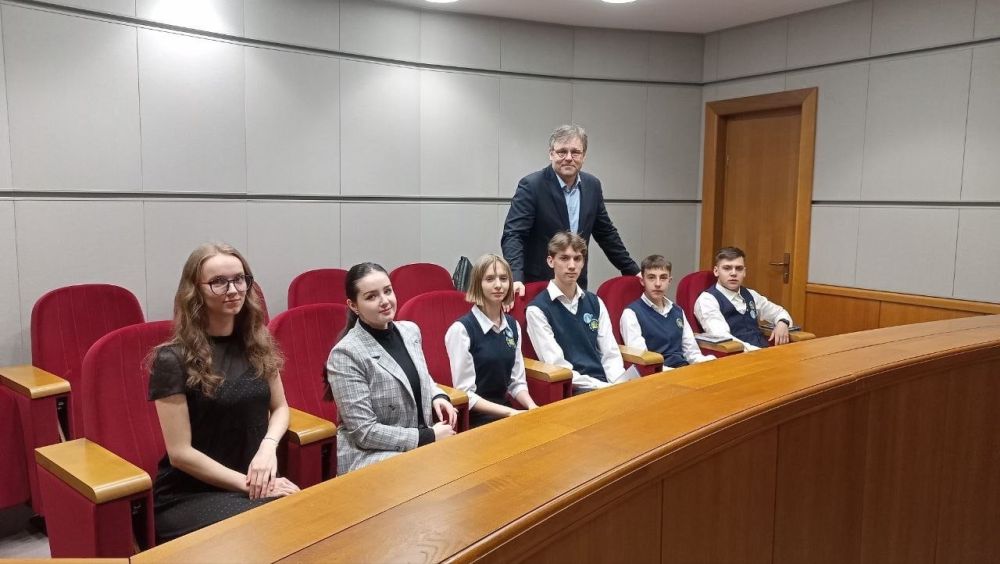 Луганские школьники посетили организованную дипломатами экскурсию и брифинг официального представителя МИД РФ