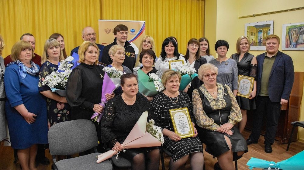 Министр просвещения России вручил грамоты педагогам из ЛНР, чьи бывшие ученики стали героями СВО