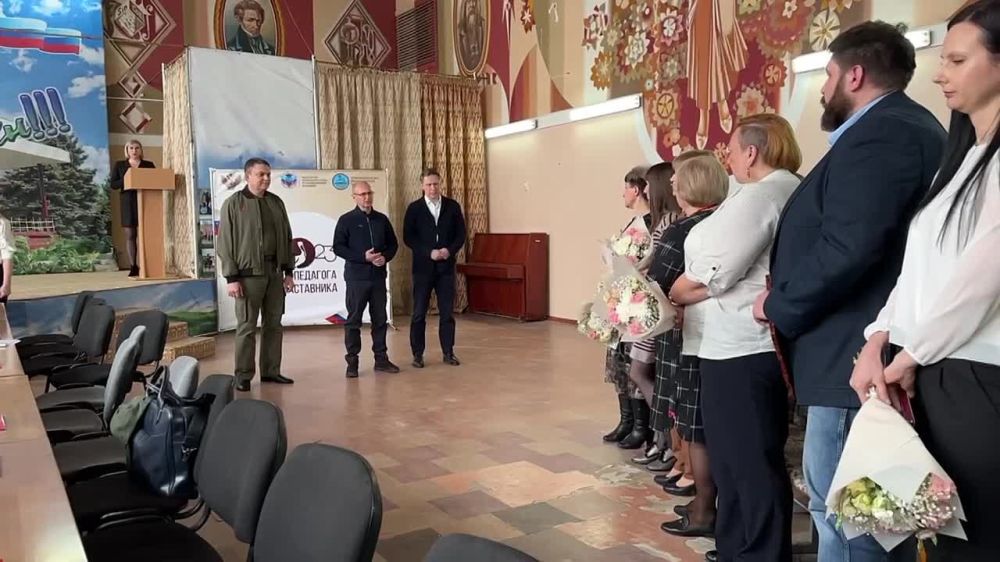 Сергей Кравцов вручил ведомственные награды педагогам ЛНР