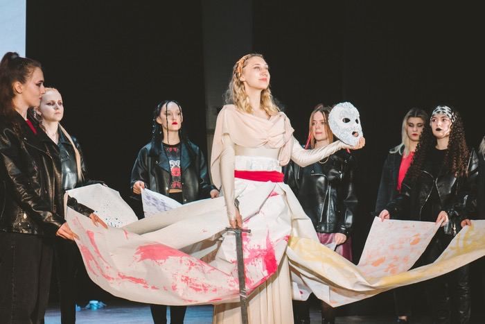 ����� 200 ������� �������� �� ��� � ��� ��������� ������� � VI �������� ���������� ����������� ��������� ArtEast, ������� ������� � ��������� ��������������� �������� �������� � �������� (�����) ����� ������� ������������