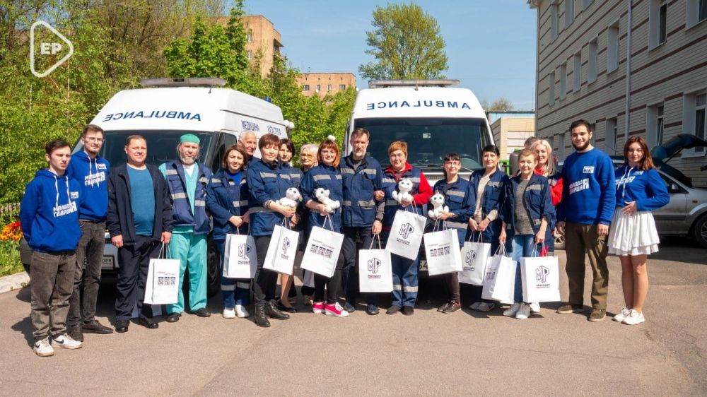 Молодая Гвардия поздравила более тысячи сотрудников скорой помощи по всей стране с профессиональным праздником