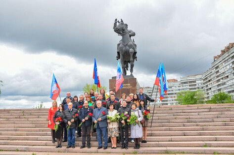 Профсоюзные активисты в День весны и труда возложили цветы к памятникам Ворошилову и литейщику