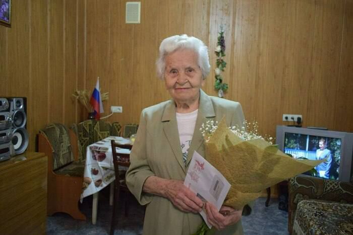 Президент РФ Владимир Путин поздравил с 98-летием жительницу Первомайска, ветерана Великой Отечественной войны Надежду Корнееву — глава администрации города Сергей Колягин
