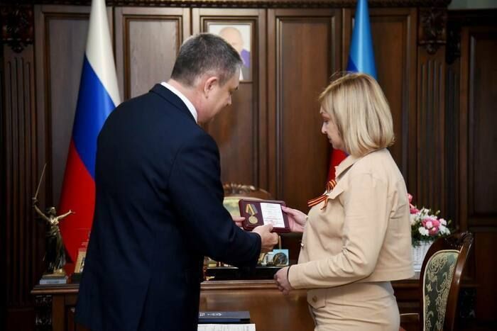 Временно исполняющий обязанности главы ЛНР Леонид Пасечник вручил министру здравоохранения Республики Наталии Пащенко медаль "За укрепление боевого сотрудничества", которой она была удостоена в соответствии с приказом министра обороны РФ