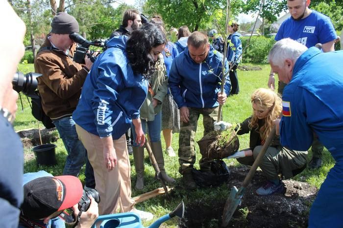 Сенатор РФ от ЛНР Дарья Лантратова, активисты луганского регионального отделения партии "Единая Россия" и молодежь посадили в Луганске сад памяти