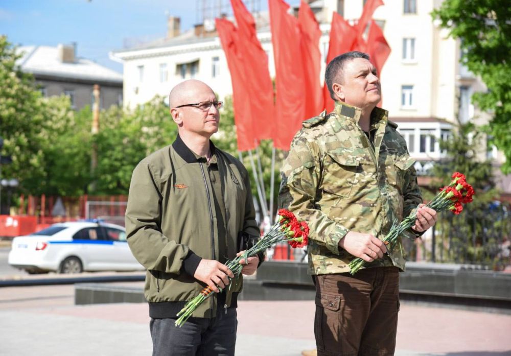 Леонид Пасечник: В канун Дня Победы с Первым заместителем Руководителя Администрации Президента Российской Федерации Сергеем Кириенко возложили цветы к Пилону Славы и памятнику «Журавли» в Луганске